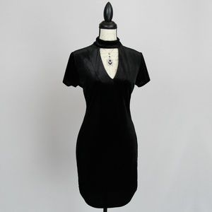 》SOLD《 NU-LOOK black velvet choker dress
